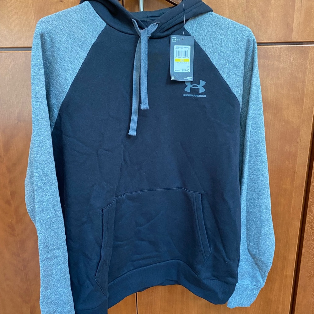 NWT Mens medium Under Armour sweatshirt.
